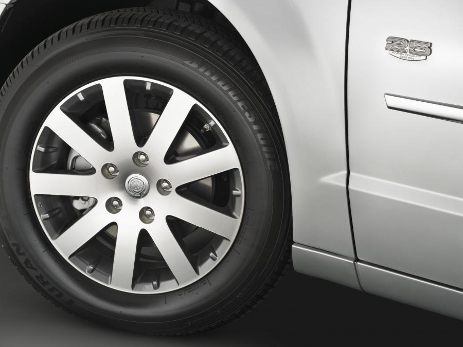  Chrysler Town & Country 2008 года  (фото 12 из 69)